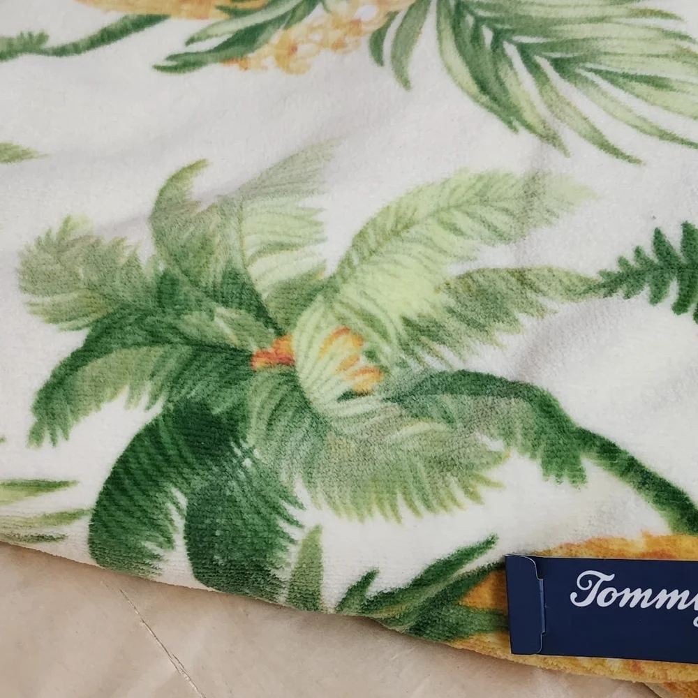 Tommy Bahama 2 Bath Towels Tropical Pineapple Floral Yellow Green 28